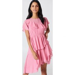 Sukienki: NA-KD Boho Asymetryczna sukienka z falbaną – Pink