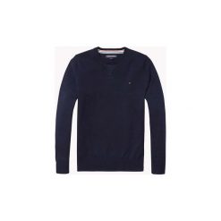 Swetry Dziecko Tommy Hilfiger KB0KB02553 BASIC SWEATER. Niebieskie swetry chłopięce TOMMY HILFIGER, bez wzorów, bez kołnierzyka. Za 198,56 zł.