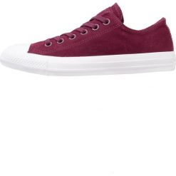 Converse CHUCK TAYLOR ALL STAR OX Tenisówki i Trampki dark sangria. Czerwone trampki męskie marki Converse, z weluru. W wyprzedaży za 246,35 zł.