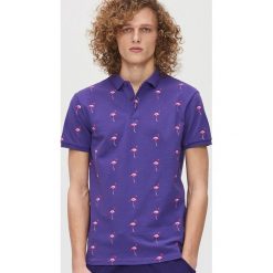 Koszulka polo w flamingi - Fioletowy. Fioletowe koszulki męskie Cropp, s, bez wzorów, polo, bez rękawów. Za 59,99 zł.