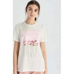 T-shirt z fotograficznym nadrukiem - Kremowy. Białe t-shirty damskie marki Sinsay, s, z nadrukiem. Za 29,99 zł.