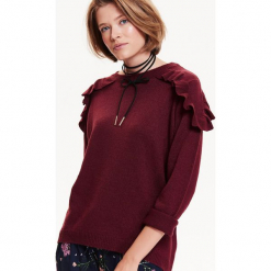 Sweter damski z falbankami na ramionach. Czerwone swetry damskie TROLL, na zimę, s, bez wzorów, z dzianiny, eleganckie, bez rękawów, bez kaptura. W wyprzedaży za 39,99 zł.