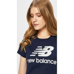 New Balance - Top. Niebieskie topy damskie New Balance, s, z nadrukiem, z bawełny, z krótkim rękawem. W wyprzedaży za 89,90 zł.