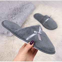 Kapcie domowe damskie szare - szary. Szare klapki damskie bez wzorów, bez obcasa. Za 29,99 zł.