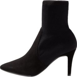 Unisa TAICHI Botki black. Czarne botki damskie na zamek Unisa, z materiału, klasyczne. Za 549,00 zł.