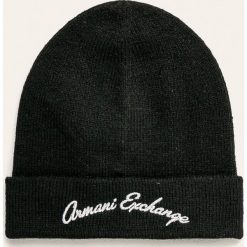 Armani Exchange - Czapka. Czerwone czapki damskie Armani Exchange, bez wzorów, z elastanu. W wyprzedaży za 159,90 zł.