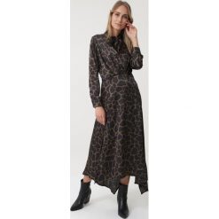Ciemnozielona Sukienka Willingrial. Zielone sukienki damskie Born2be, s, w paski, z tkaniny, eleganckie, długie, rozkloszowane. Za 169,99 zł.