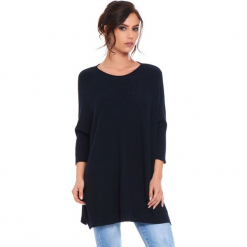 Sweter "Lacy" w kolorze granatowym. Niebieskie swetry klasyczne damskie marki Cosy Winter, s, ze splotem, z asymetrycznym kołnierzem. W wyprzedaży za 181,95 zł.