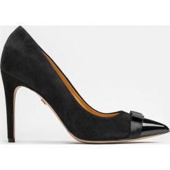 Czarne czółenka damskie. Czarne czółenka peep toe marki Kazar, ze skóry, na wysokim obcasie, na obcasie. Za 499,00 zł.