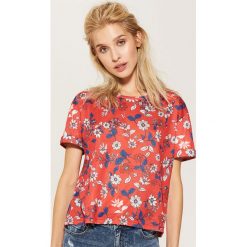 T-shirty damskie: T-shirt w kwiaty – Czerwony