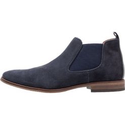 Pier One Botki blue. Niebieskie buty zimowe męskie Pier One, z materiału. W wyprzedaży za 188,10 zł.