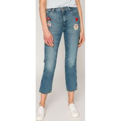 Wrangler - Jeansy Burning Girl. Niebieskie jeansy damskie Wrangler, z podwyższonym stanem. W wyprzedaży za 119,90 zł.