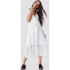 Moves Sukienka Hunea - White. Białe sukienki mini marki Moves, dekolt w kształcie v, z krótkim rękawem. Za 283,95 zł.