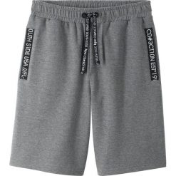 Bermudy dresowe z kieszeniami bonprix szary melanż. Szare dresy chłopięce bonprix, z nadrukiem, z dresówki. Za 44,99 zł.