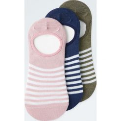 Komplet 3 par niewidocznych skarpetek w paski. Różowe skarpetki damskie Pull&Bear, w paski. Za 39,90 zł.