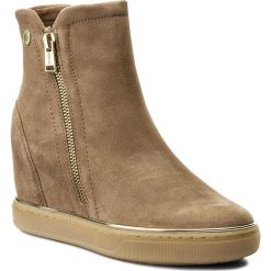 Botki GUESS - Fulvia FLFUL4 SUE10 TAUPE. Brązowe botki damskie na obcasie marki Guess, z materiału. W wyprzedaży za 359,00 zł.