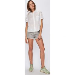 Levi's - Koszula. Białe bluzki damskie Levi's®, na co dzień, s, bez wzorów, z bawełny, klasyczne, z klasycznym kołnierzykiem, z krótkim rękawem. Za 239,90 zł.