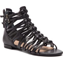 Sandały GUESS - Renata FL6REN LEA03 BLACK. Czarne klapki damskie Guess, z aplikacjami, ze skóry ekologicznej, bez obcasa, na obcasie. W wyprzedaży za 479,00 zł.