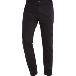 Chinosy męskie: Club Monaco CONNOR Chinosy black