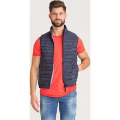 KAMIZELKA Armani Exchange. Niebieskie płaszcze męskie Armani Exchange, m, z aplikacjami, z gumy, bez kaptura. Za 619,00 zł.