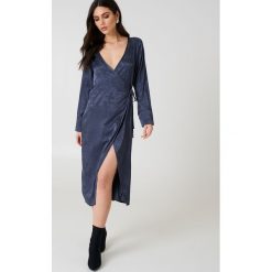 NA-KD Boho Żakardowa sukienka kopertowa z satyny - Blue. Niebieskie sukienki damskie marki NA-KD Boho, bez wzorów, z satyny, boho, bez kołnierzyka, bez rękawów, midi, kopertowe. W wyprzedaży za 48,58 zł.