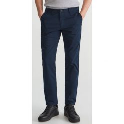Spodnie chino - Granatowy. Niebieskie spodnie męskie Reserved, m, bez wzorów. Za 89,99 zł.