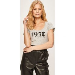 Pepe Jeans - T-shirt Caieta. Niebieskie bluzki damskie Pepe Jeans, s, z nadrukiem, z bawełny, z okrągłym kołnierzem. W wyprzedaży za 79,90 zł.