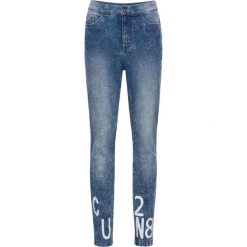 Spodnie z wysoką talią Super Skinny bonprix niebieski "moonwashed". Niebieskie rurki damskie bonprix, z napisami, z jeansu. Za 54,99 zł.