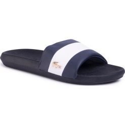 Klapki LACOSTE - Croco Slide 120 3 Us Cma 7-39CMA0061092 Nvy/Wht. Niebieskie klapki męskie Lacoste, ze skóry ekologicznej, bez zapięcia. Za 199,00 zł.