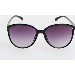 Klasyczne okulary przeciwsłoneczne - Czarny. Czarne okulary przeciwsłoneczne damskie Mohito, klasyczne. Za 49,99 zł.