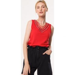 Czerwony Top Call Off. Czerwone bluzki damskie Born2be, s, z aplikacjami, bez kołnierzyka. Za 39,99 zł.
