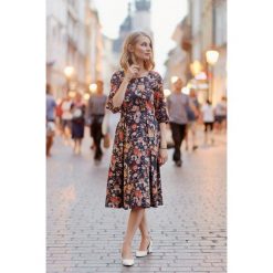 Sukienki: Sukienka Kaja ciemnogranatowa kwiecista 32