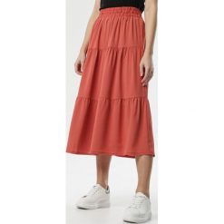 Łososiowa Spódnica Mellie. Różowe spódniczki damskie Born2be, s, bez wzorów, midi, rozkloszowane. Za 99,99 zł.