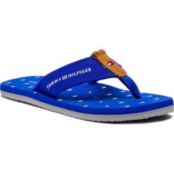 Japonki TOMMY HILFIGER - Mini Flag Footbed Beach Sandal FM0FM01930 Surt The Web 425. Niebieskie klapki męskie TOMMY HILFIGER, bez wzorów, ze skóry. Za 159,00 zł.