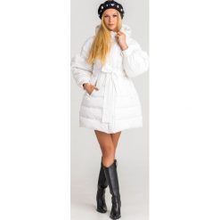 PŁASZCZ PUCHOWY TWINSET. Białe kurtki damskie Twinset, w paski, z materiału. Za 1094,50 zł.