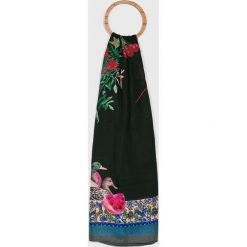 Desigual - Chusta. Zielone szaliki damskie marki Desigual, bez wzorów, z poliesteru. W wyprzedaży za 129,90 zł.