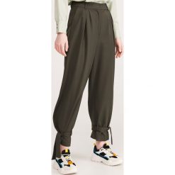 Spodnie z zakładkami - Khaki. Brązowe spodnie damskie Reserved. Za 139,99 zł.
