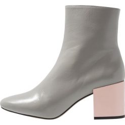 Intentionally Blank SHOP Botki grey. Szare botki damskie skórzane Intentionally Blank, klasyczne. Za 879,00 zł.