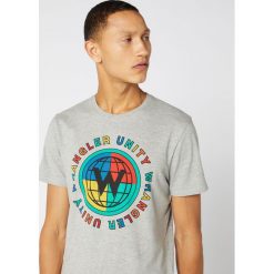 Wrangler Koszulka Szary. Szare podkoszulki męskie Wrangler, m, z haftami, z bawełny, bez kołnierzyka, z krótkim rękawem, krótkie. Za 154,95 zł.