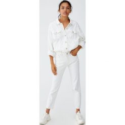 Jeansy mom fit basic. Białe jeansy damskie marki Pull&Bear, bez wzorów, z jeansu. Za 79,90 zł.