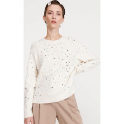 Sweter z aplikacjami - Kremowy. Białe swetry damskie Reserved, s, z aplikacjami, bez rękawów, bez kaptura. W wyprzedaży za 49,99 zł.