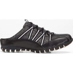 Buty wsuwane bonprix czarny melanż. Czarne klapki damskie bonprix, bez wzorów, z materiału, bez obcasa. Za 74,99 zł.