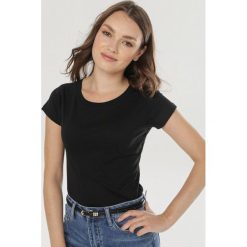 Czarny T-shirt Sererial. Czarne bluzki damskie Born2be, s, bez wzorów, bez kołnierzyka, bez rękawów. W wyprzedaży za 19,99 zł.