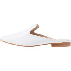 Dune London GLAMEROUS Klapki white. Białe klapki damskie marki Dune London, bez wzorów, ze skóry ekologicznej, bez obcasa. Za 379,00 zł.