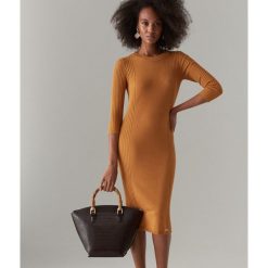 Dzianinowa sukienka bodycon - Żółty. Żółte sukienki damskie Mohito, s, bez wzorów, z dzianiny, bez kołnierzyka, bez rękawów, bodycon. Za 119,99 zł.