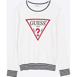 Guess Jeans - Sweter dziecięcy 118-175 cm. Białe swetry dziewczęce z aplikacjami, z elastanu, z okrągłym kołnierzem. W wyprzedaży za 119,90 zł.