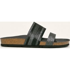 Pepe Jeans - Klapki Oban Puzzle. Żółte klapki damskie Pepe Jeans, bez wzorów, z jeansu, bez obcasa, na obcasie. Za 239,90 zł.