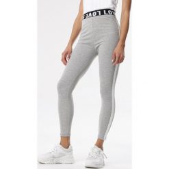 Jasnoszare Legginsy Sirelee. Szare legginsy sportowe damskie Born2be, s, z nadrukiem, z dzianiny, z podwyższonym stanem, na fitness i siłownię. Za 39,99 zł.