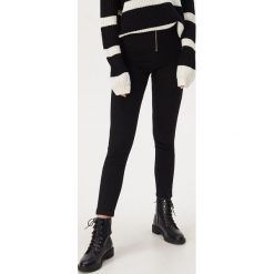 Jeansy skinny z wysokim stanem - Czarny. Czarne jeansy damskie Sinsay, bez wzorów, z jeansu, z podwyższonym stanem. Za 59,99 zł.