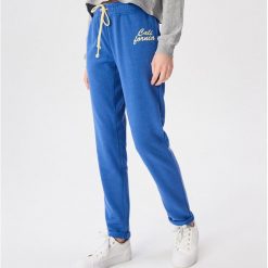 Spodnie jogger z napisem - Granatowy. Niebieskie spodnie damskie Sinsay, s. W wyprzedaży za 29,99 zł.